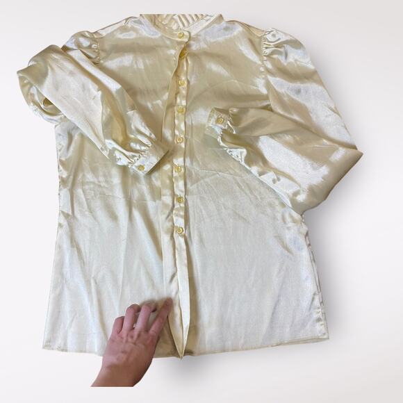 St. John Vintage 80’s Cream Satin Blouse Pleated Collar Size 6 - Picture 5 of 10